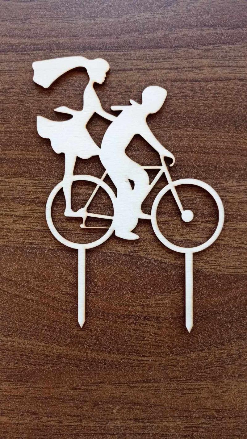Drevený zápich svadobný pár na bicykli